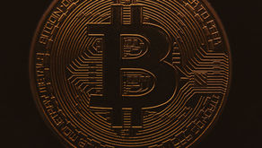 Pièce de bitcoin sur fond sombre