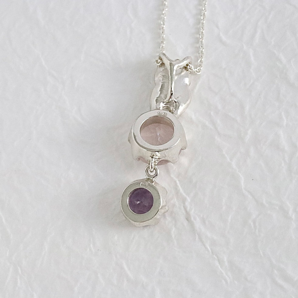 サムネイル： ローズクォーツ＆アメシストに乗る猫ネックレス　silver925