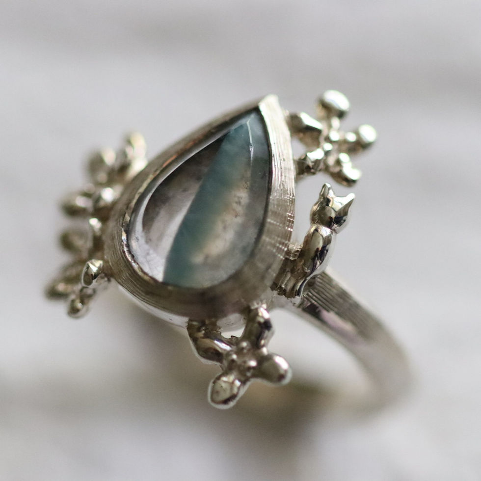 サムネイル： ギラライトinクォーツと花と猫リング　silver925