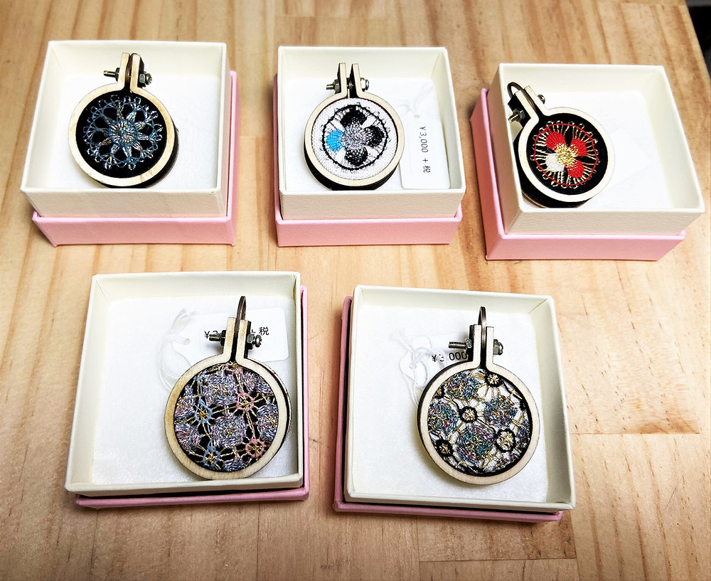 ニャンドゥティ刺繍枠風ブローチ
