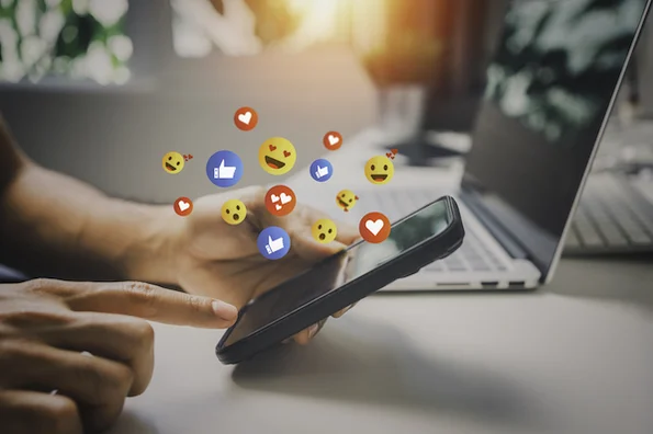 telefono con interazioni social