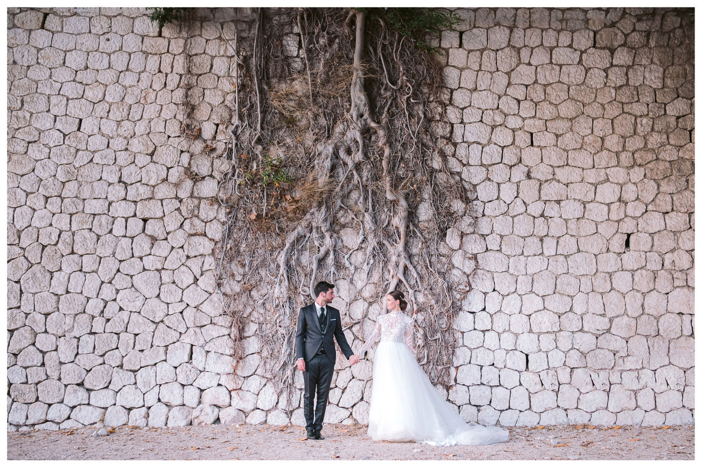 houppa sur la plage de saint jean cap ferrat devant des racines