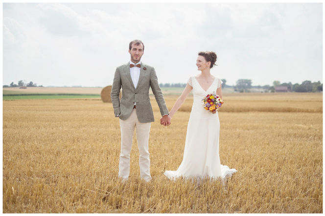 photo de mariés dans un champ lors d'un mariage dans l'arrière pays de Nice