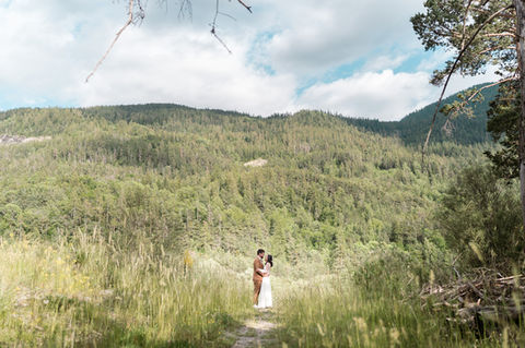 Un couple de jeunes mariés s'embrassent devant le massif du Mercantour dans les alpes-maritimes 06