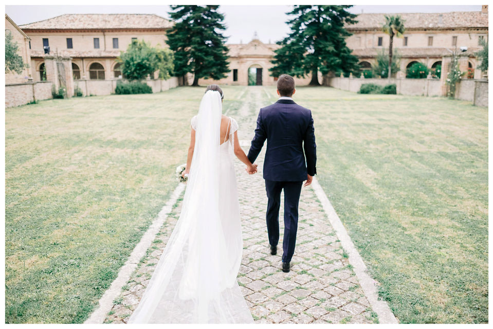 mariage en italie, les mariés marchent dans un jardin à Rimini