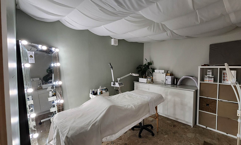 Salle esthétique pour soins du visage avec ambiance détente