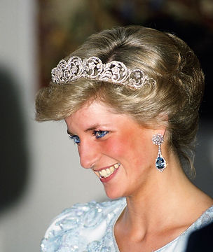 海水藍寶diana-princess-of-wales-attends-a-banquet-in-munich-during-news-photo-1614943001.jpeg