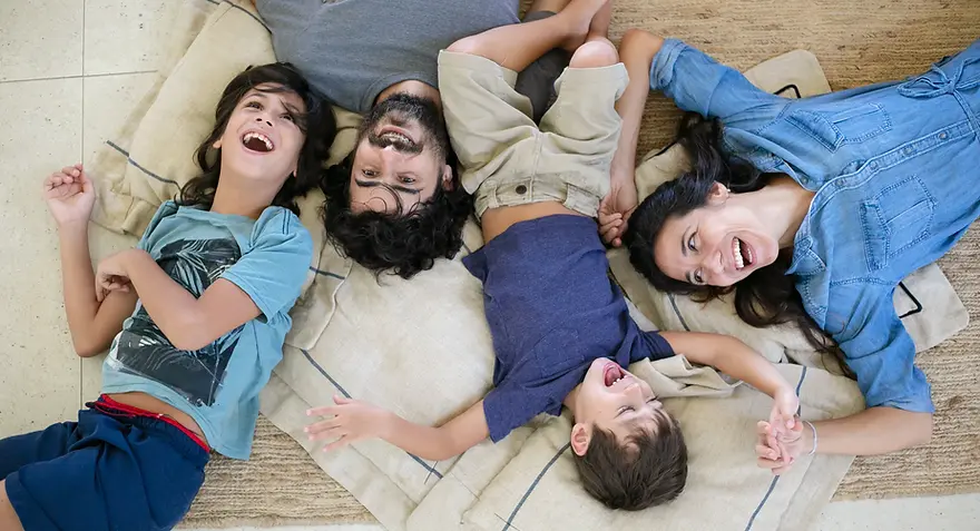 Familie auf Fußbodenheizung