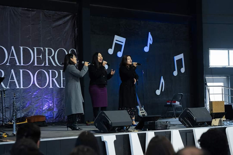 Vista de un grupo de músicos en un concierto de adoración