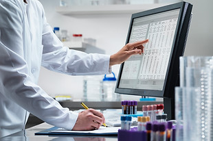Scientifique sur ordinateur