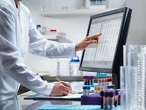 Scientifique sur ordinateur