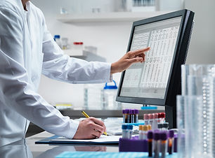 Cientista no computador