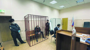 Независимая газета: "Клетки в судах разбирают слишком медленно"