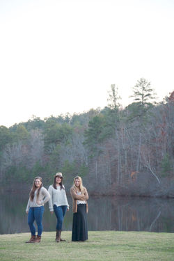 Sister shoot photographer on the lake photo