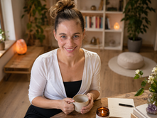 Portrait von Sarah in ihrer Praxis: freundlich, offen und zugewandt. Die warme Atmosphäre spiegelt ihre traumasensible Arbeitsweise und ihren Fokus auf Verbindung, Sicherheit und persönliche Entwicklung wider.
