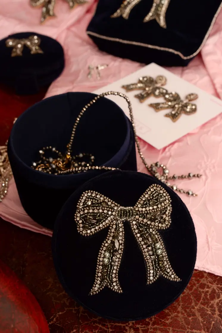 Thumbnail: Round Navy Bow Velvet Box