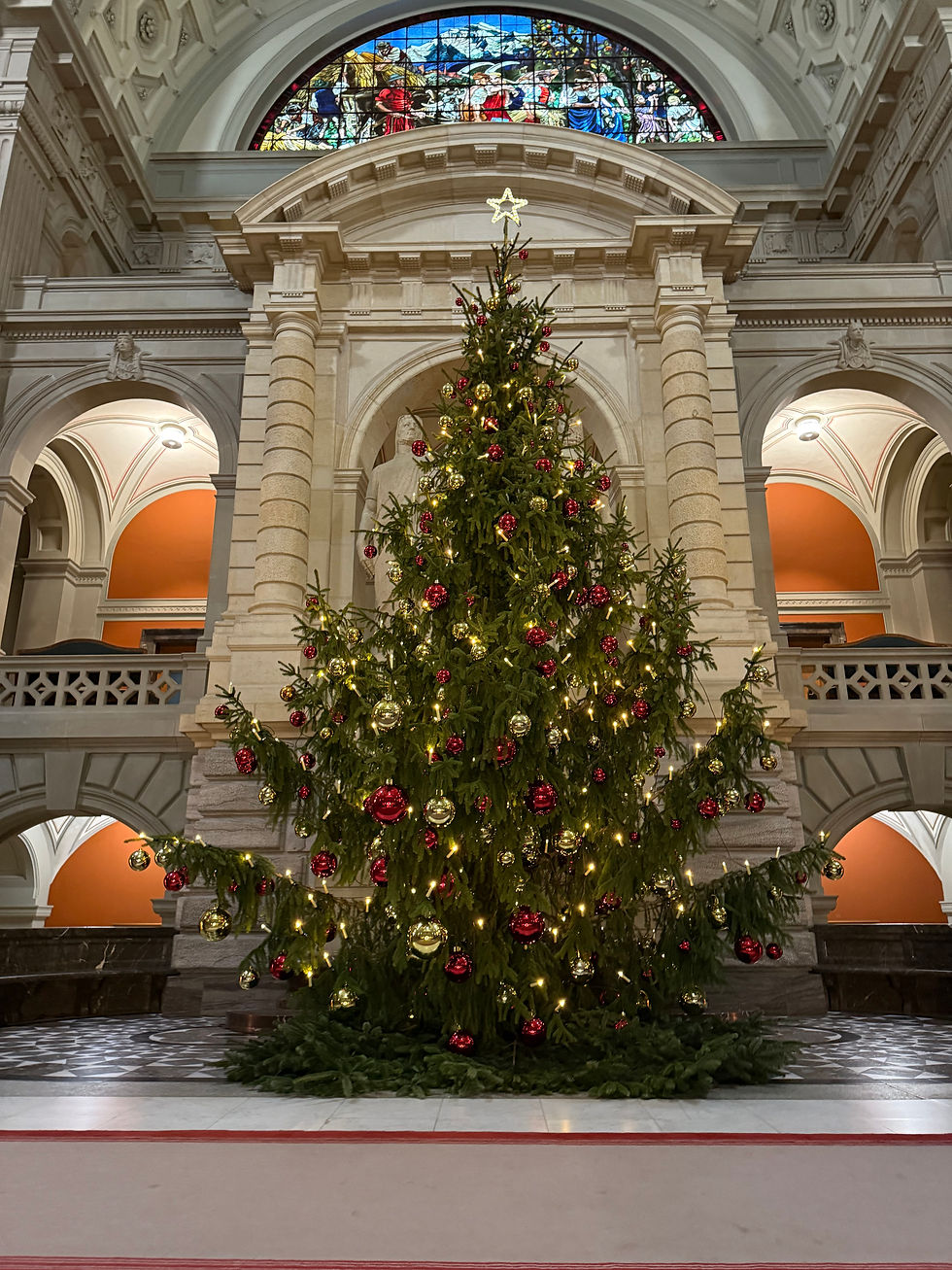 Sapin de Noël dans le Hall d'entrée du Palais fédéral, décembre 2025