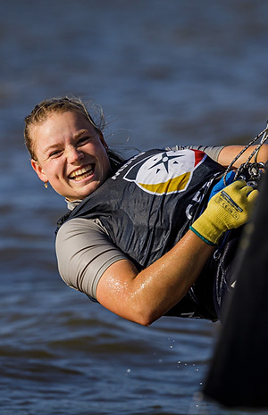Hanna Wille sailing 49erFX on the Elbe in Hamburg
