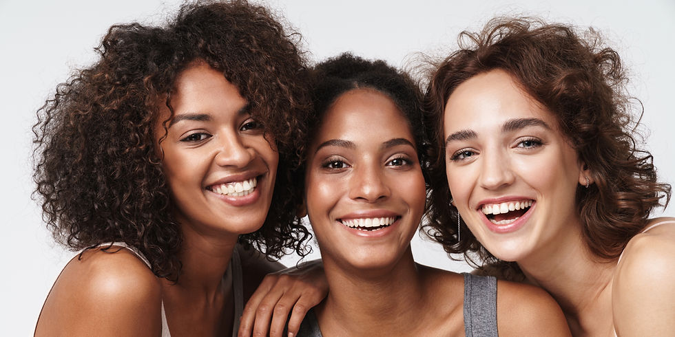 Mulheres feliz com após tratamento capilar