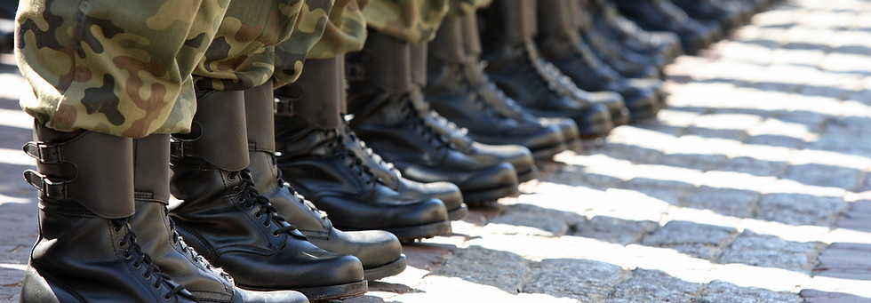 Fila di stivali militari