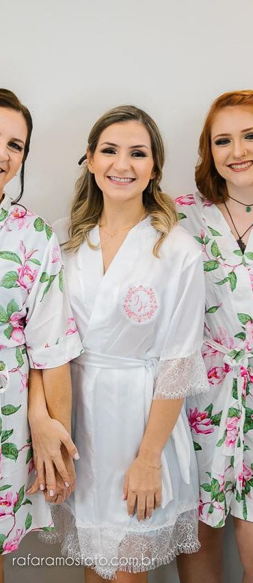 Robe Cetim Com Renda Manga e Na Barra