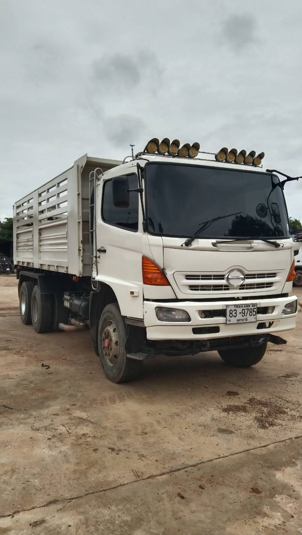 ภาพขนาดย่อ: HINO 10 ล้อ กระบะบรรทุกยกได้มีข้างเสริม (2015) HO42-6720051
