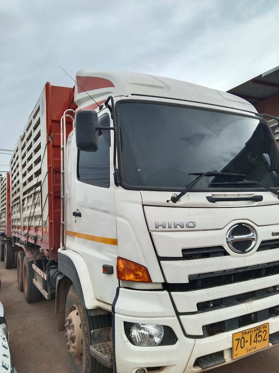 ภาพขนาดย่อ: HINO 10 ล้อ, กระบะดั๊มพ์คอกเกษตรรั้ว 7 เส้น (2022) HO10-6720083