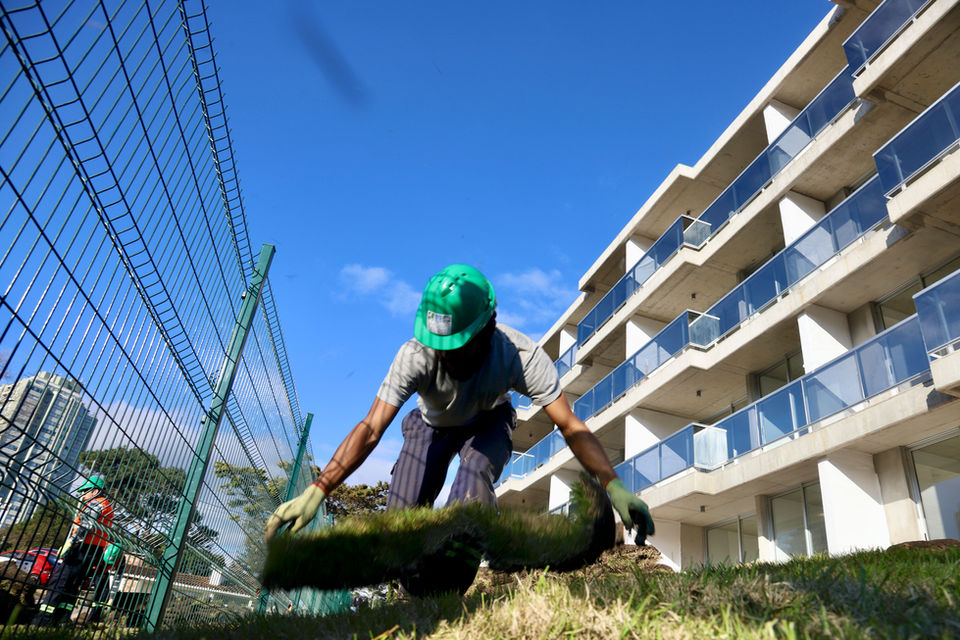 Jardines, este, punta del este, Uruguay, Maldonado, uy, profesionales, venta tierra, coloque césped, pasto, siembra, árboles, empresa jardinería, servicio jardinería, colocación de césped, especies, preparación jardines, jardines verticales, cercos vivos, mantenimiento,  Jardineros, Paisajismo, Sistema riego, colocación piscina, pileta, natatorio, alberca, deck, patio, plantas, flores, vegetación, ornamentación, canteros, arreglos florares, espacios verdes, podas, podar, vivero, reverdecer, quintal,  mano verde, manoverde, highgarden