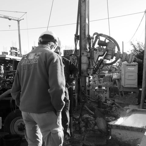 Jardines, este, punta del este, Uruguay, Maldonado, uy, profesionales, venta tierra, coloque césped, pasto, siembra, árboles, empresa jardinería, servicio jardinería, colocación de césped, especies, preparación jardines, jardines verticales, cercos vivos, mantenimiento,  Jardineros, Paisajismo, Sistema riego, colocación piscina, pileta, natatorio, alberca, deck, patio, plantas, flores, vegetación, ornamentación, canteros, arreglos florares, espacios verdes, podas, podar, vivero, reverdecer, quintal,  mano verde, manoverde, highgarden