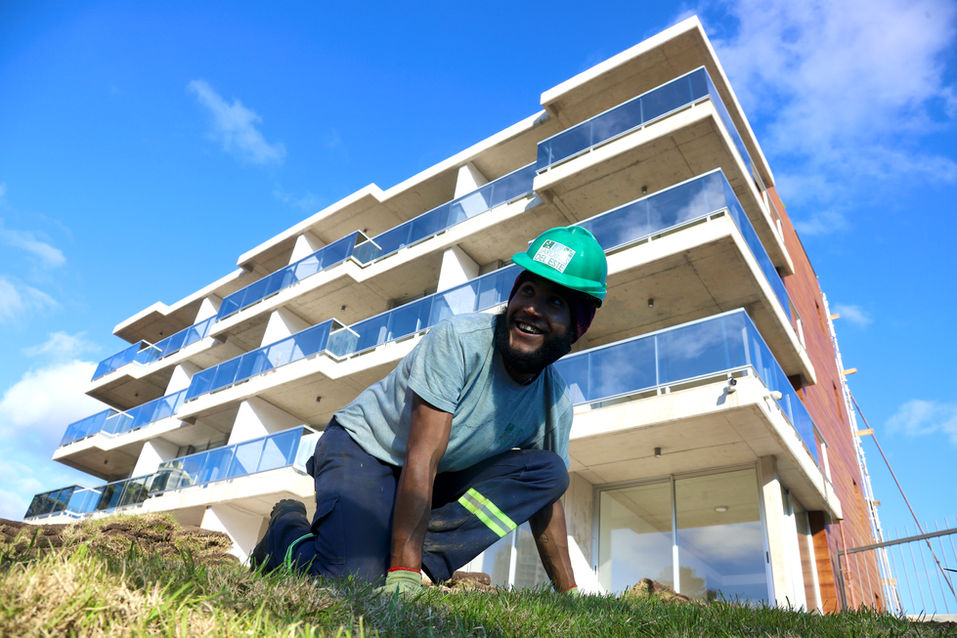 Jardines, este, punta del este, Uruguay, Maldonado, uy, profesionales, venta tierra, coloque césped, pasto, siembra, árboles, empresa jardinería, servicio jardinería, colocación de césped, especies, preparación jardines, jardines verticales, cercos vivos, mantenimiento,  Jardineros, Paisajismo, Sistema riego, colocación piscina, pileta, natatorio, alberca, deck, patio, plantas, flores, vegetación, ornamentación, canteros, arreglos florares, espacios verdes, podas, podar, vivero, reverdecer, quintal,  mano verde, manoverde, highgarden