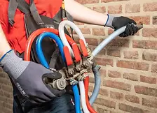 Een werknemer die aminofoam isolatie toepast zonder breekwerk