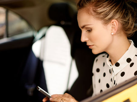 Turista em taxi