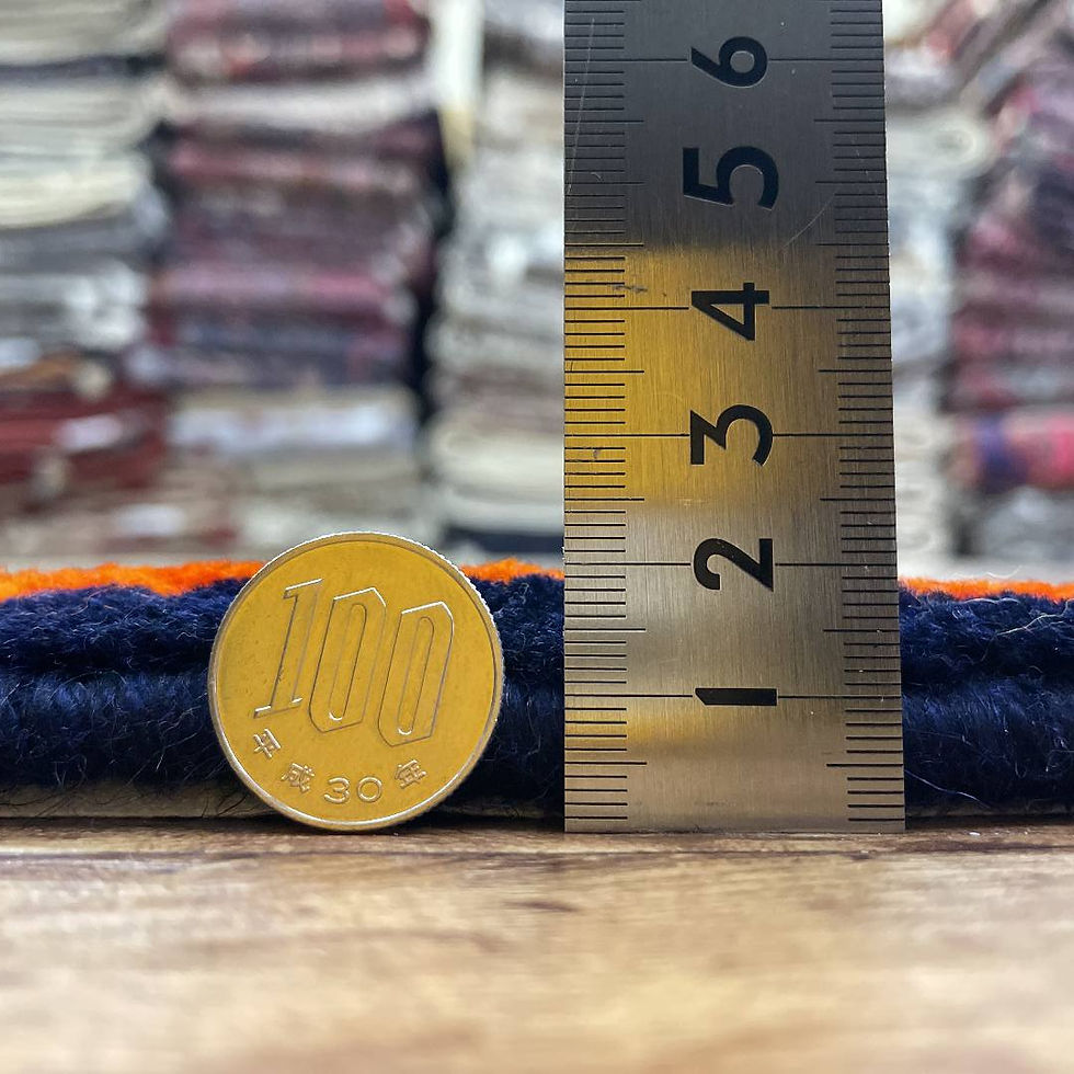 サムネイル： 手織りペルシャ絨毯　未使用に近い　シーラーズ産　270cm × 190cm Ni233/2313