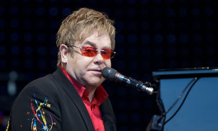 Elton John diz que a maioria das músicas atuais “é feita por computadores”