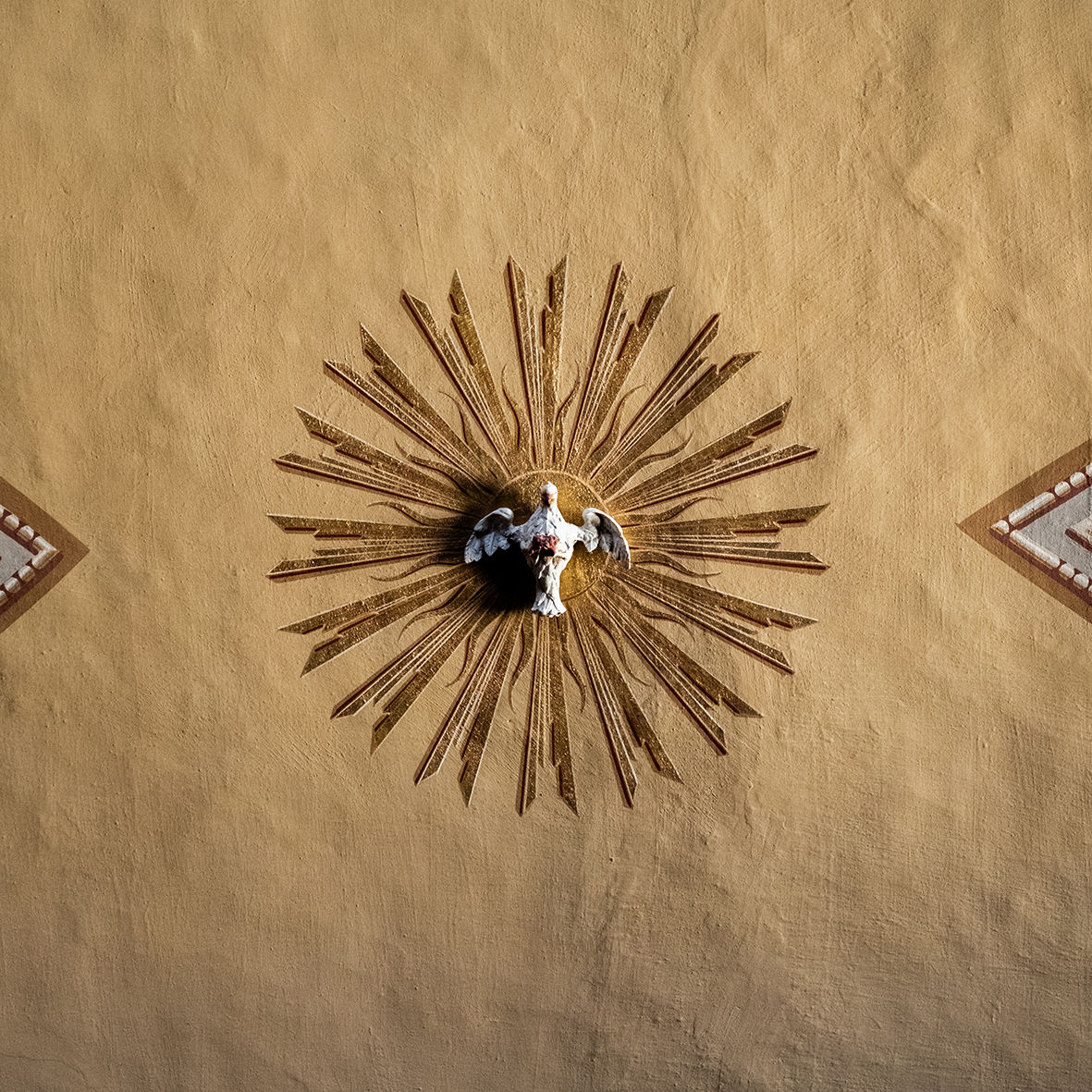 Sculpture d’Oiseau sur un Plafond d’Église