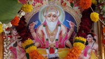 Vishwakarma Jayanti Celebrated with Devotion and Community Spirit by Navyuvak Mitra Mandal, Mulund (W), Mumbai