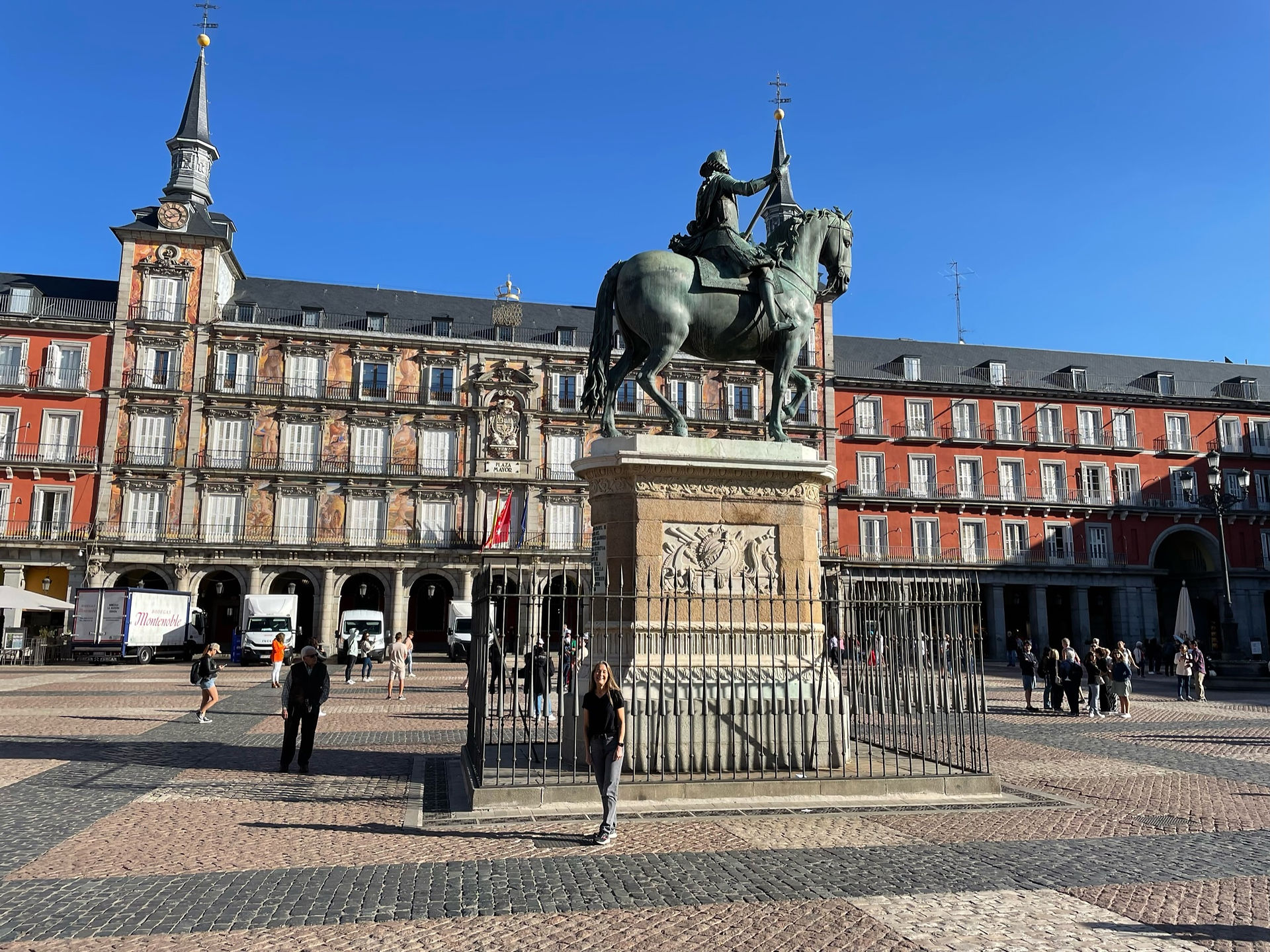 Plaza Mayor + delivery vans