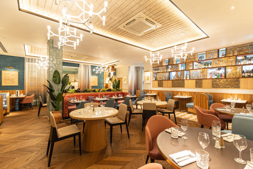 Forest Contracts Ltd’s bespoke hotel furniture creating an inviting atmosphere in the HDT London Victoria hotel bar and restaurant.