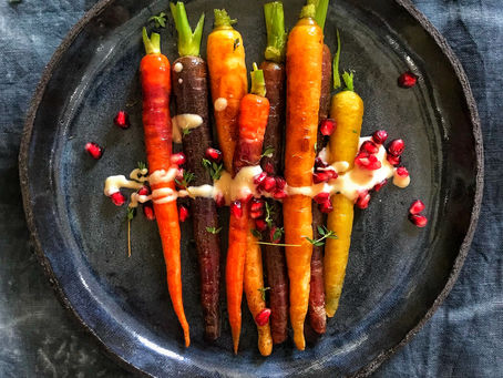 Gekleurde wortels met tahinsaus en granaatappel