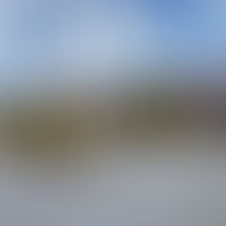 На изображении показана полностью оборудованная производственная линия автоматической машины для изготовления бетонных блоков BLOCK-42, успешно установленная на Багамах. Современный комплекс включает в себя интегрированную конструкцию с высокопроизводительным конвейером для подачи бетонной смеси, мощным гидравлическим прессом и желтыми защитными клетками, обеспечивающими безопасность оператора. Построенная на большой бетонной платформе, эта система позволяет высокоэффективно производить кирпич и бетонные блоки для строительных проектов в регионе.