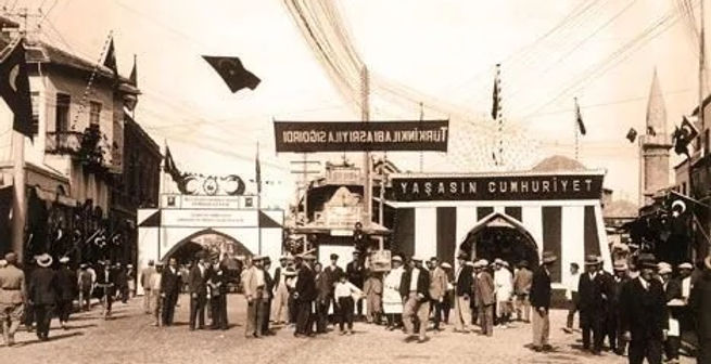 TBMM, cami, türk bayrakları ve takım elbiseli vatandaşlar.