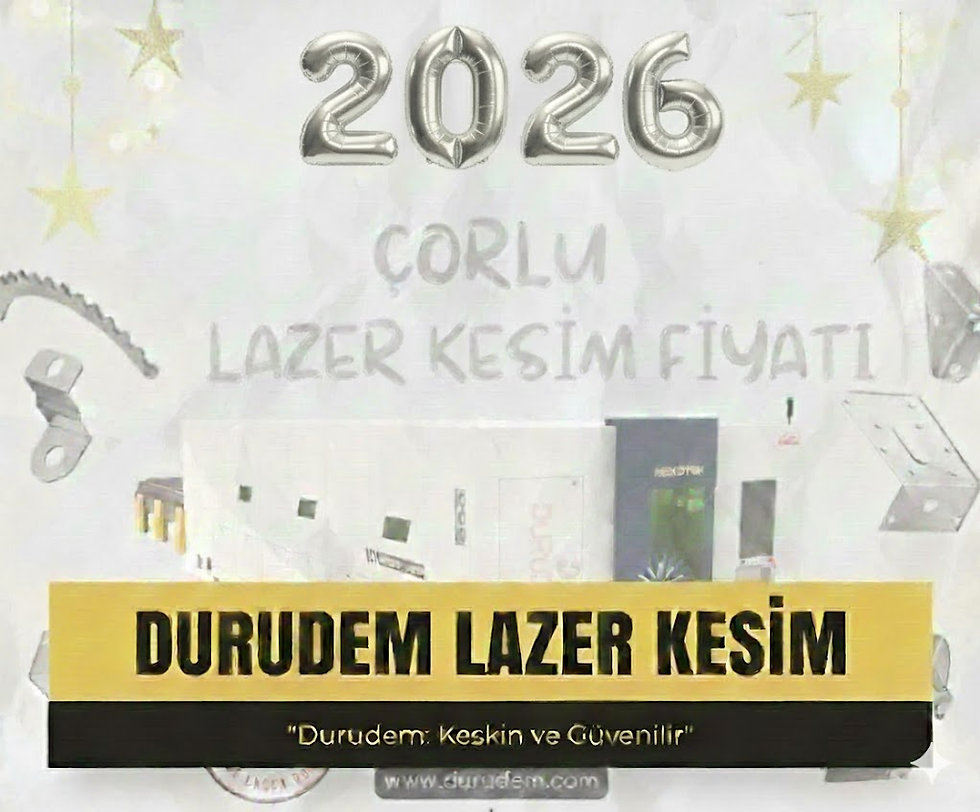 Görselde ortada büyük bir lazer kesim makinesi ve makinenin üzerinde "2026 Lazer Kesim Fiyatı Çorlu" yazısı bulunuyor. Etrafında ise, muhtemelen makinenin farklı açılardan veya çalışma ortamından çekilmiş, çerçevelenmiş dört adet küçük fotoğraf yer alıyor.