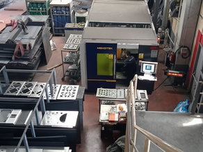 DURUDEM atölyesinde 20 kW fiber lazer makinesi ile kesilmiş dekoratif paslanmaz çelik ve alüminyum levha parçaları. Mekotek makine parkuru ve metal işleme merkezi."
