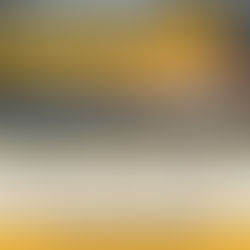 Sarı lazer kesim makinesi, metal levhaları kesiyor, kıvılcımlar saçıyor. Aşağıda metal türleri ve kesim verimliliği hakkında tablo var.