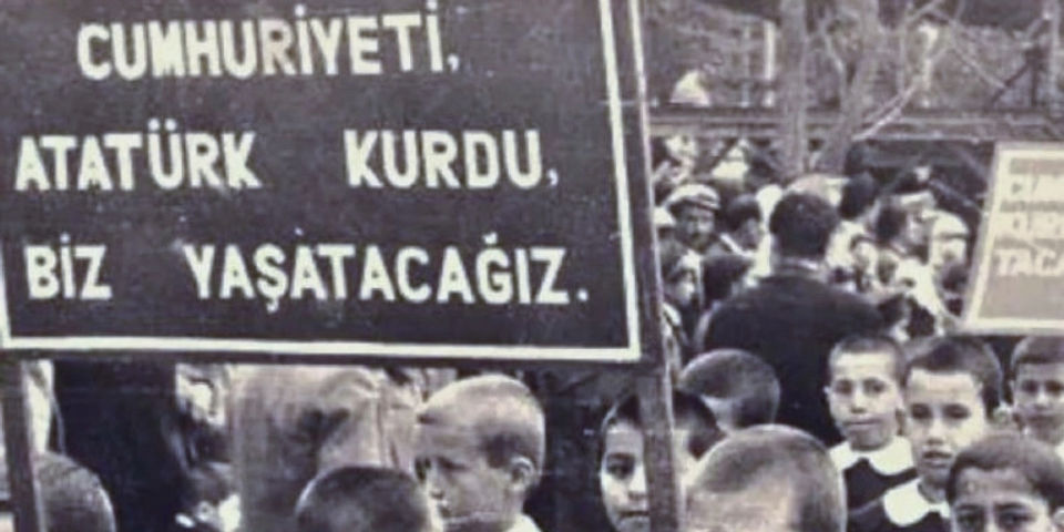 Cumhuriyeti Atatürk Kurdu Biz Yaşatacağız ğankartını taşıyan ilkokul öğrencileri