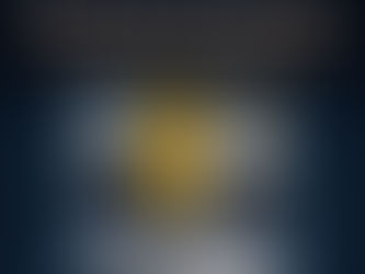 Sarı lazer kesim makinesi, siyah-beyaz arka planla metal plaka üzerinde işlem yapıyor. Üstte "Lazer Kesim Teknolojisi" başlıklı metin var.