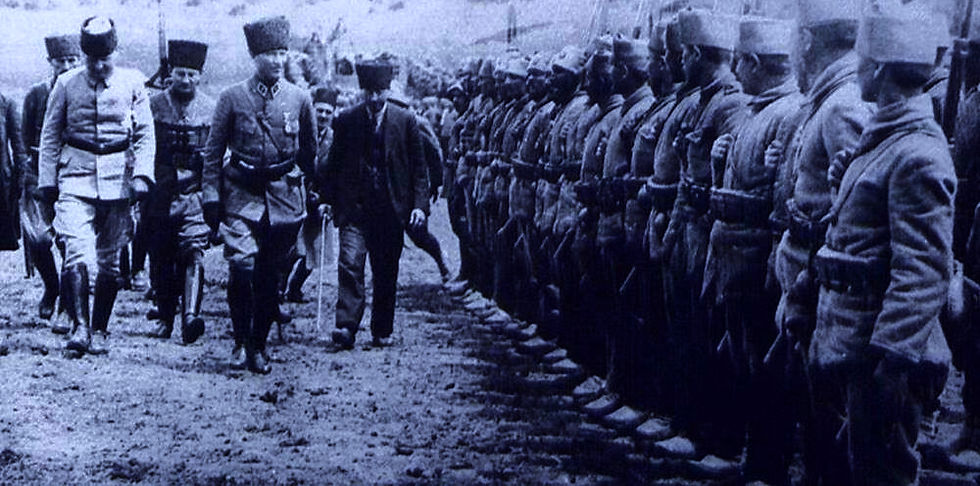 Siyah-beyaz karede Başkomutan Gazi Mustafa Kemal ATATÜRK ve silah arkadaşları yer alıyor.