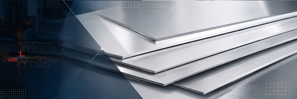 Üst üste istiflenmiş pürüzsüz ve parlak yüzeyli alüminyum sac levhaları modern ve endüstriyel bir tasarım diliyle sunmaktadır. Görselin sol tarafındaki lazer kesim vurgusu ve geometrik detaylar, metal işleme teknolojilerindeki hassasiyeti ve kaliteyi sembolize etmektedir.