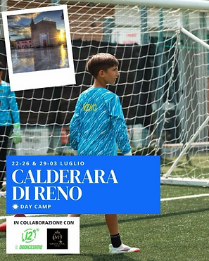 Ragazzo portiere di calcio cammine davanti alla porta