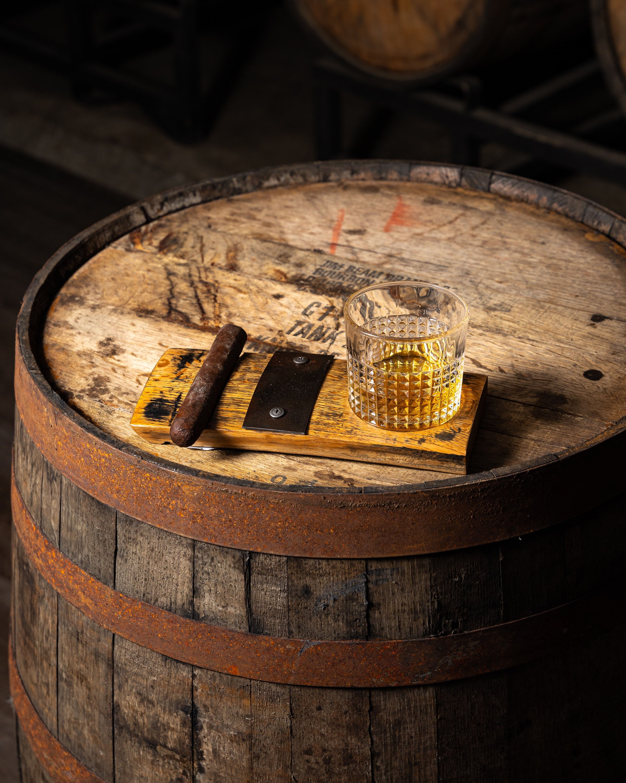 𝐖𝐡𝐢𝐬𝐤𝐞𝐲 𝐆𝐥𝐚𝐬𝐬 & 𝐂𝐢𝐠𝐚𝐫 𝐇𝐨𝐥𝐝𝐞𝐫